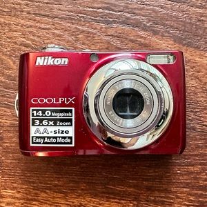 Nikon Coolpix Vintage Point and Shoot 14 megapixel Camera - Works!